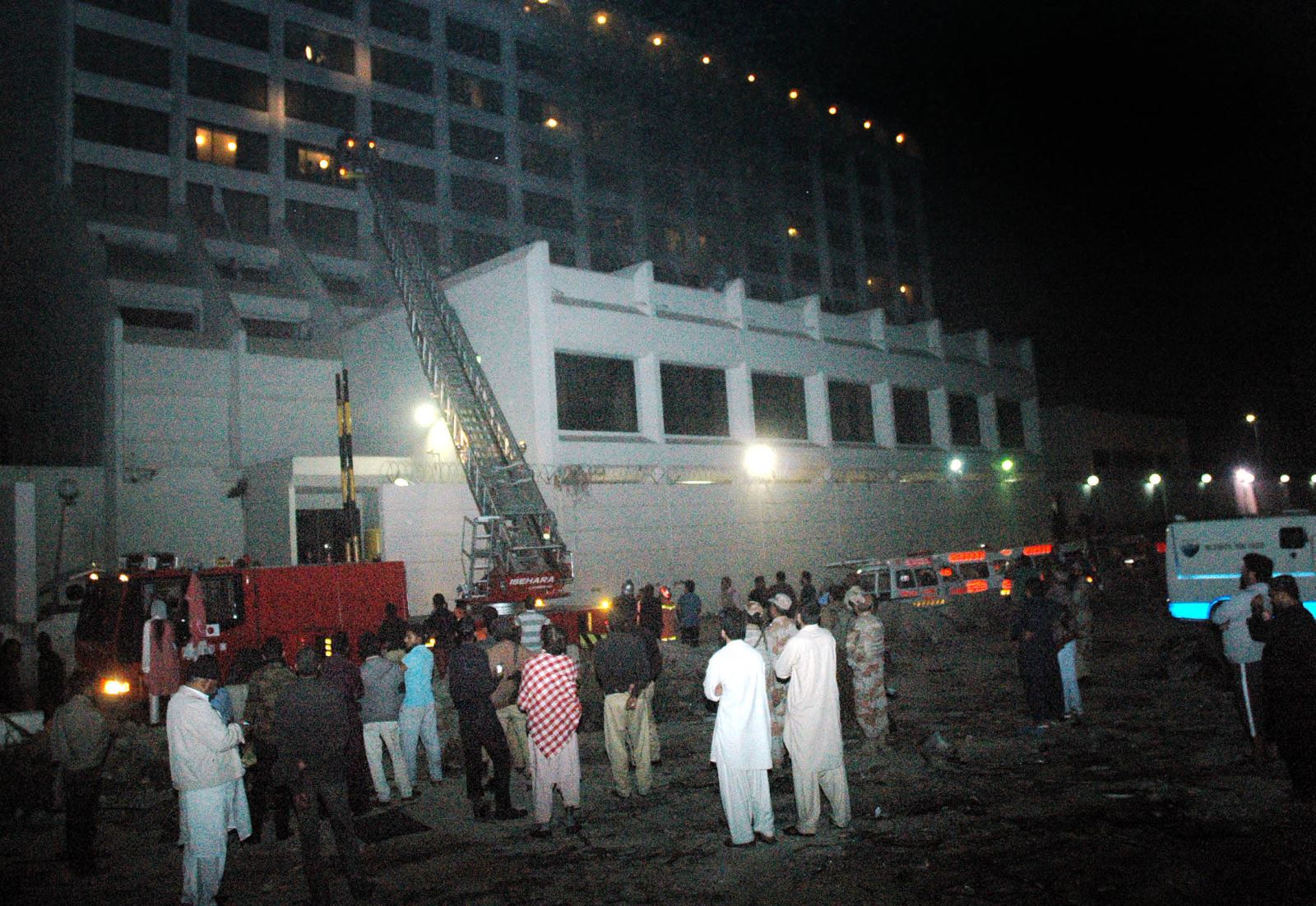 11 die, 30 others injured in Karachi hotel fire